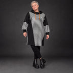 Gestreiftes Jerseykleid in Orange/Schwarz/Weiß mit Rollkragen und Kapuze in gerader Form