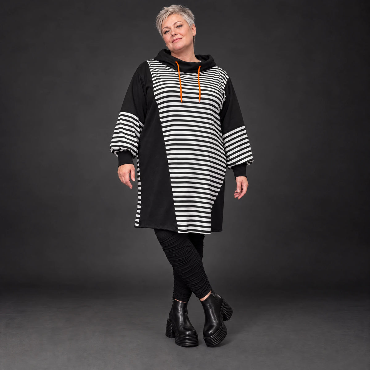 Gestreiftes Jerseykleid in Orange/Schwarz/Weiß mit Rollkragen und Kapuze in gerader Form