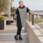 Gestreiftes Jerseykleid in Orange/Schwarz/Weiß mit Rollkragen und Kapuze in gerader Form