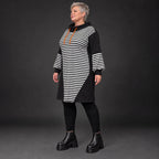 Gestreiftes Jerseykleid in Orange/Schwarz/Weiß mit Rollkragen und Kapuze in gerader Form