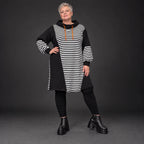 Gestreiftes Jerseykleid in Orange/Schwarz/Weiß mit Rollkragen und Kapuze in gerader Form