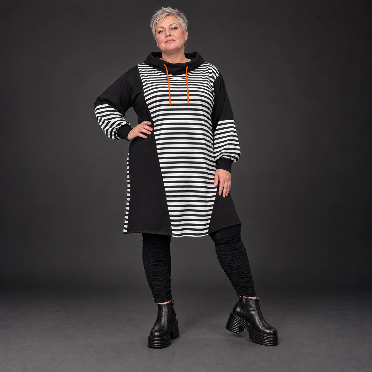Gestreiftes Jerseykleid in Orange/Schwarz/Weiß mit Rollkragen und Kapuze in gerader Form