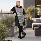 Gestreiftes Jerseykleid in Orange/Schwarz/Weiß mit Rollkragen und Kapuze in gerader Form