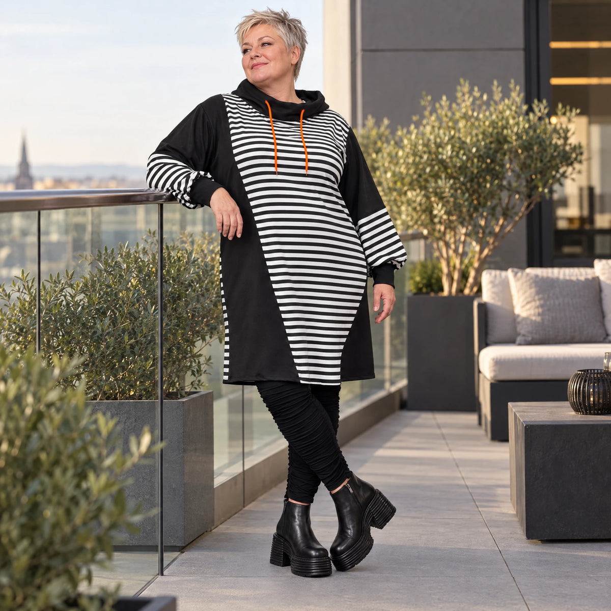 Gestreiftes Jerseykleid in Orange/Schwarz/Weiß mit Rollkragen und Kapuze in gerader Form