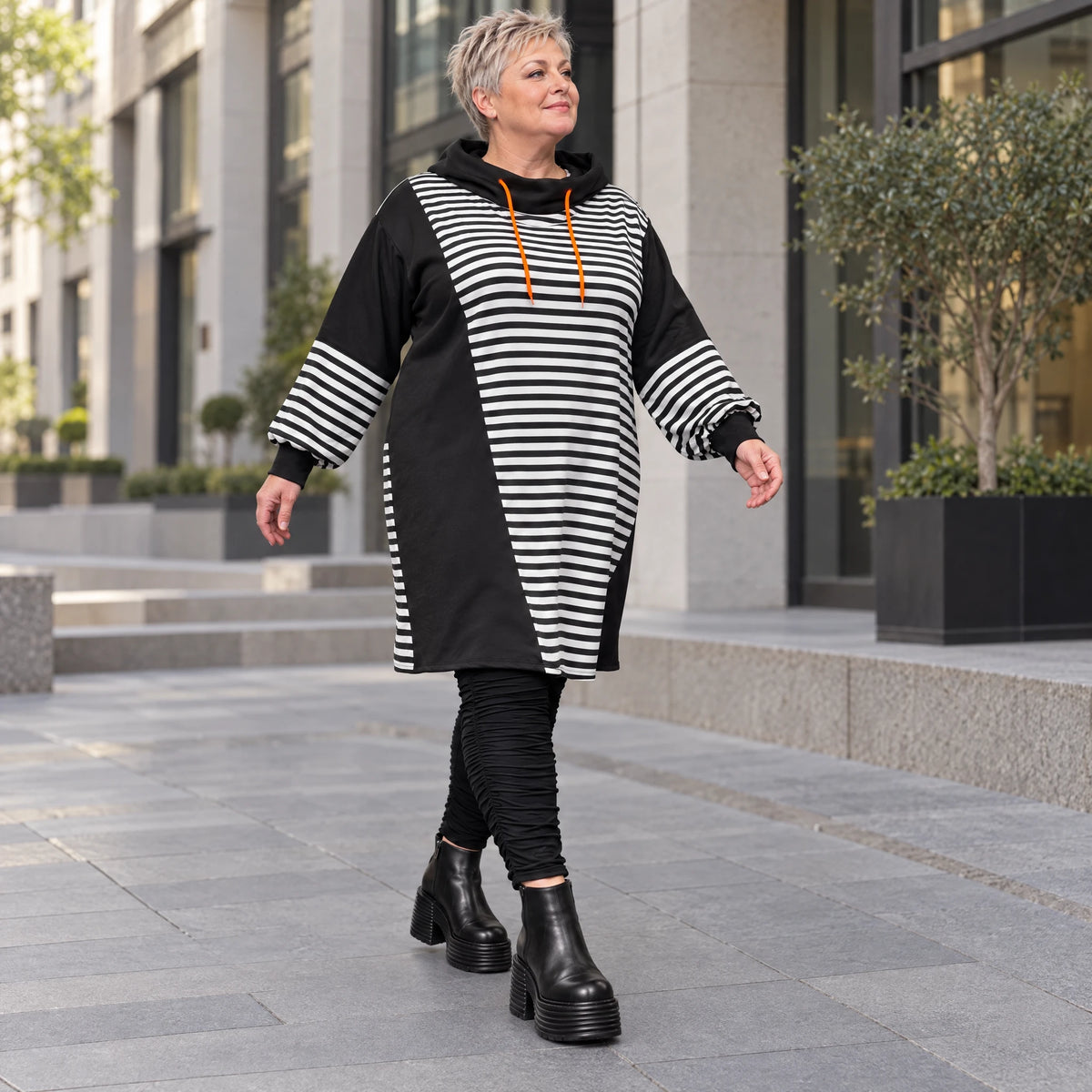 Gestreiftes Jerseykleid in Orange/Schwarz/Weiß mit Rollkragen und Kapuze in gerader Form