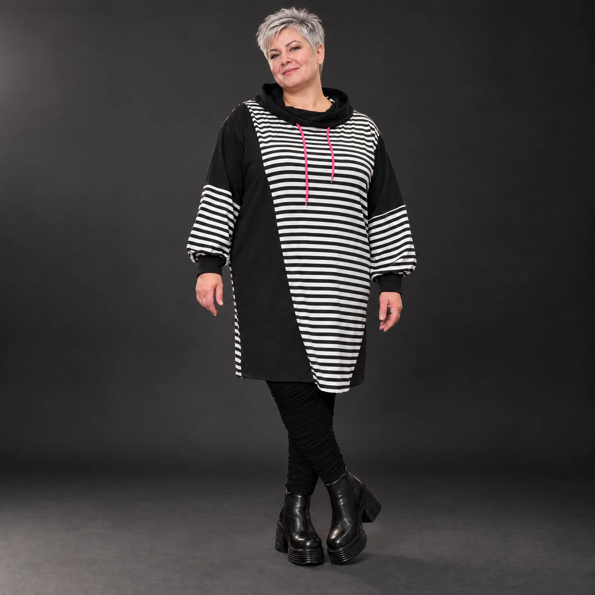 Gestreiftes Winterkleid aus Stretchjersey in Schwarz/Weiß/Pink mit Rollkragen und Kapuze