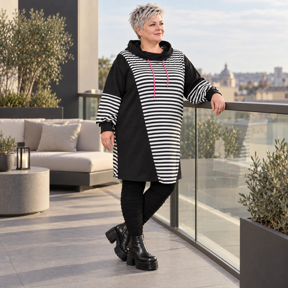 Gestreiftes Winterkleid aus Stretchjersey in Schwarz/Weiß/Pink mit Rollkragen und Kapuze