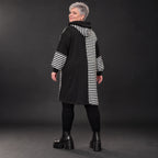 Gestreiftes Winterkleid aus Stretchjersey in Schwarz/Weiß/Pink mit Rollkragen und Kapuze