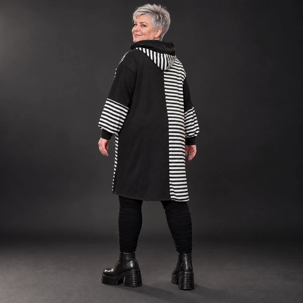 Gestreiftes Winterkleid aus Stretchjersey in Schwarz/Weiß/Pink mit Rollkragen und Kapuze