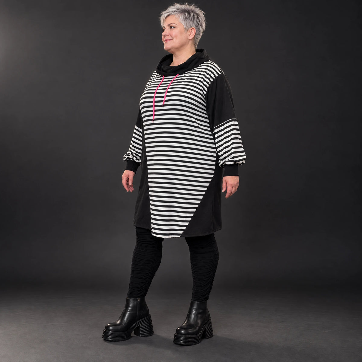 Gestreiftes Winterkleid aus Stretchjersey in Schwarz/Weiß/Pink mit Rollkragen und Kapuze