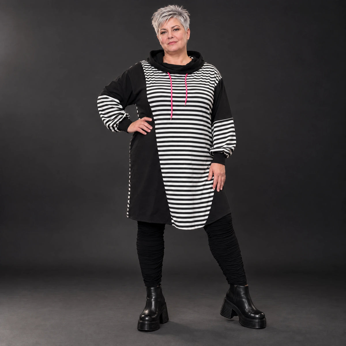 Gestreiftes Winterkleid aus Stretchjersey in Schwarz/Weiß/Pink mit Rollkragen und Kapuze