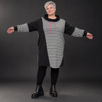 Gestreiftes Winterkleid aus Stretchjersey in Schwarz/Weiß/Pink mit Rollkragen und Kapuze