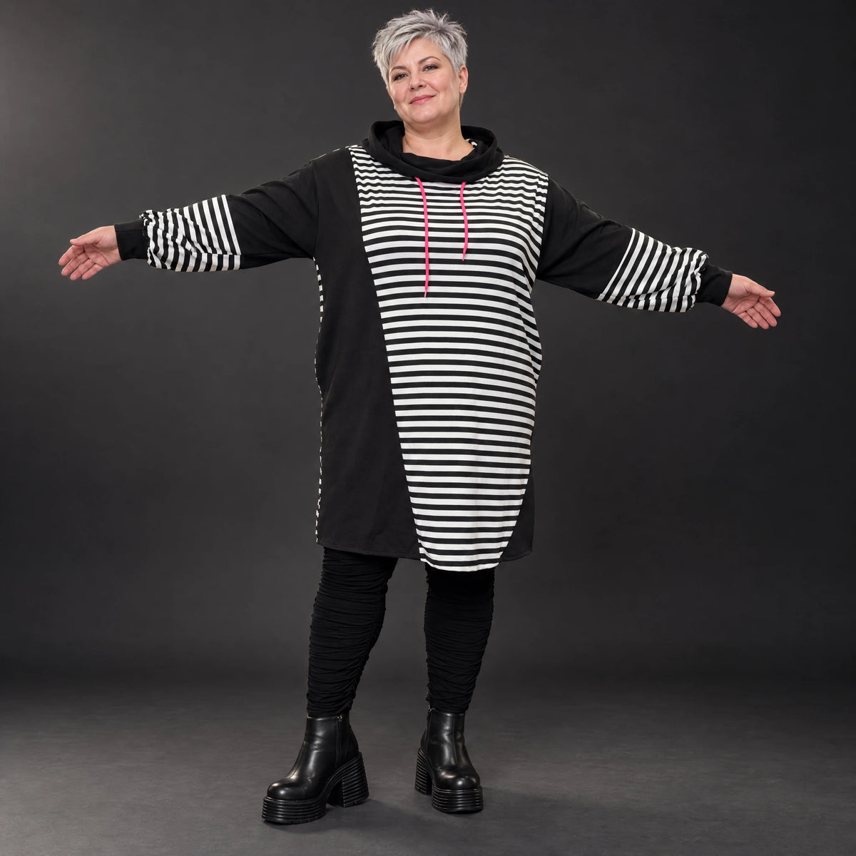 Gestreiftes Winterkleid aus Stretchjersey in Schwarz/Weiß/Pink mit Rollkragen und Kapuze