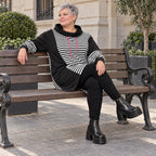 Gestreiftes Winterkleid aus Stretchjersey in Schwarz/Weiß/Pink mit Rollkragen und Kapuze