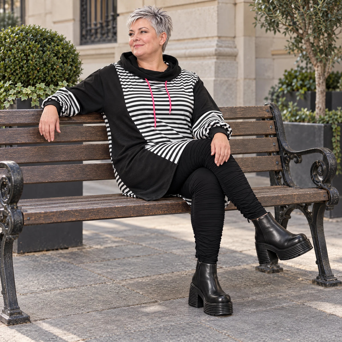 Gestreiftes Winterkleid aus Stretchjersey in Schwarz/Weiß/Pink mit Rollkragen und Kapuze
