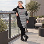 Gestreiftes Winterkleid aus Stretchjersey in Schwarz/Weiß/Pink mit Rollkragen und Kapuze