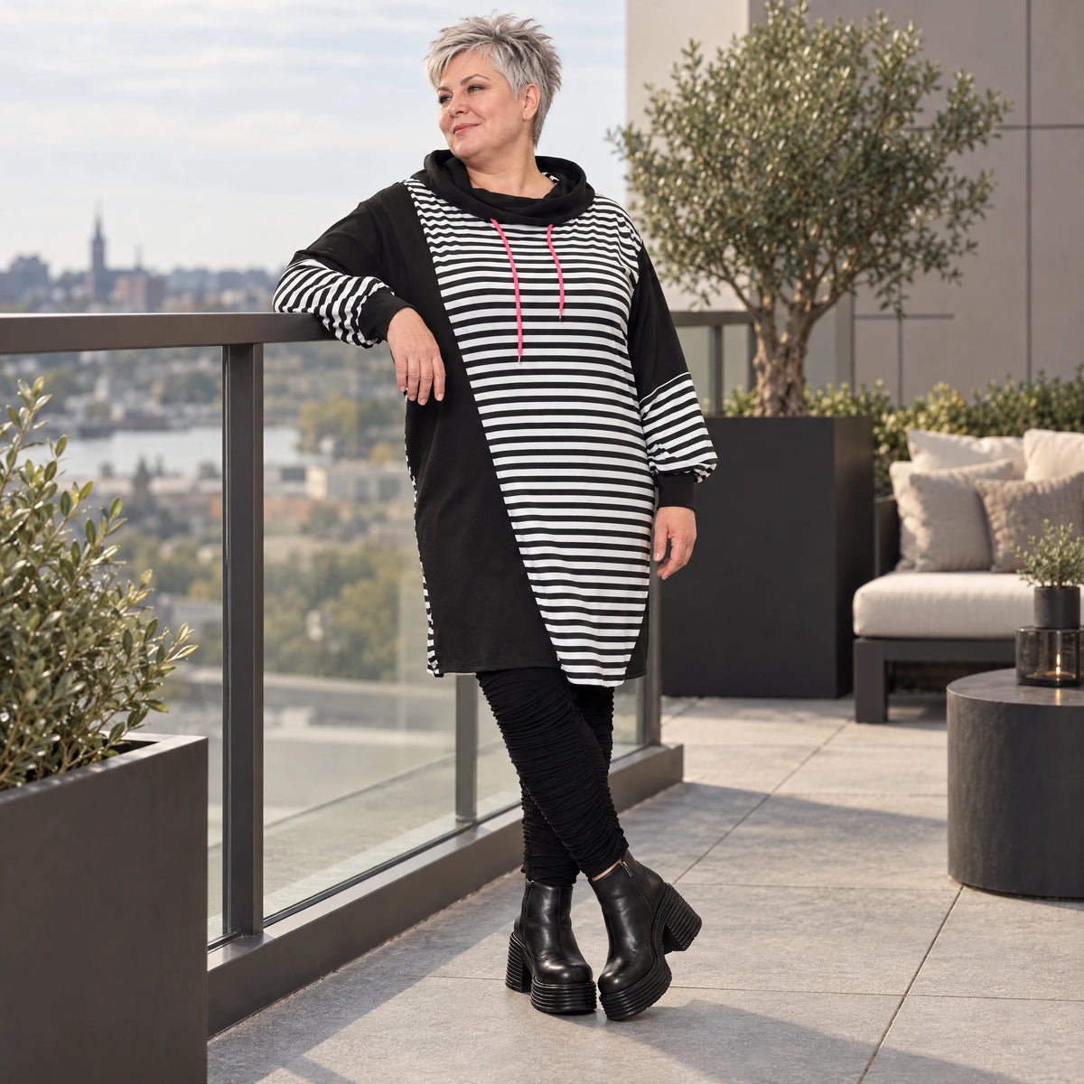 Gestreiftes Winterkleid aus Stretchjersey in Schwarz/Weiß/Pink mit Rollkragen und Kapuze