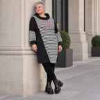 Gestreiftes Winterkleid aus Stretchjersey in Schwarz/Weiß/Pink mit Rollkragen und Kapuze