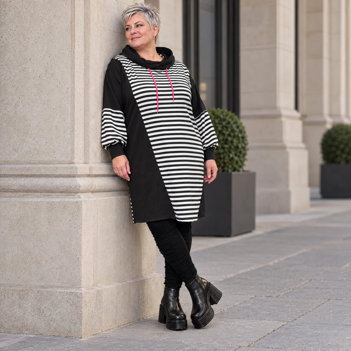 Gestreiftes Winterkleid aus Stretchjersey in Schwarz/Weiß/Pink mit Rollkragen und Kapuze