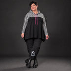 Gerader Kapuzenüberwurf aus weichem Stretchjersey in Schwarz/Weiß/Pink mit Streifenmuster