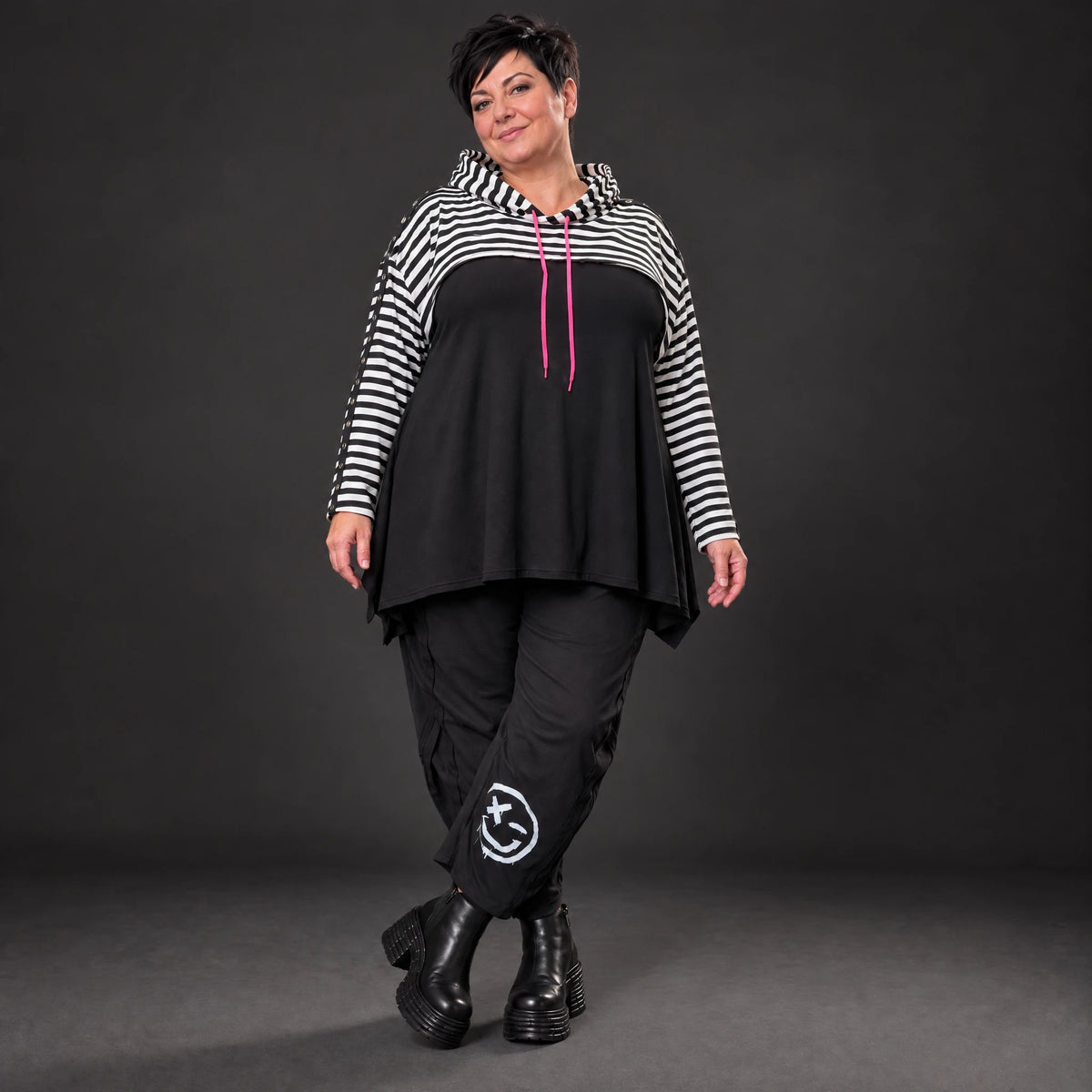 Gerader Kapuzenüberwurf aus weichem Stretchjersey in Schwarz/Weiß/Pink mit Streifenmuster