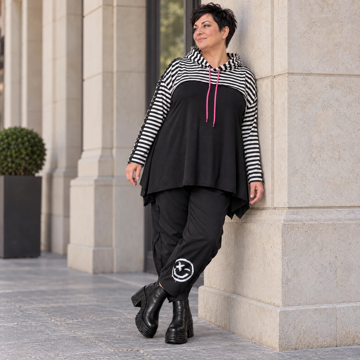 Gerader Kapuzenüberwurf aus weichem Stretchjersey in Schwarz/Weiß/Pink mit Streifenmuster
