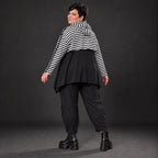 Gerader Kapuzenüberwurf aus weichem Stretchjersey in Schwarz/Weiß/Pink mit Streifenmuster