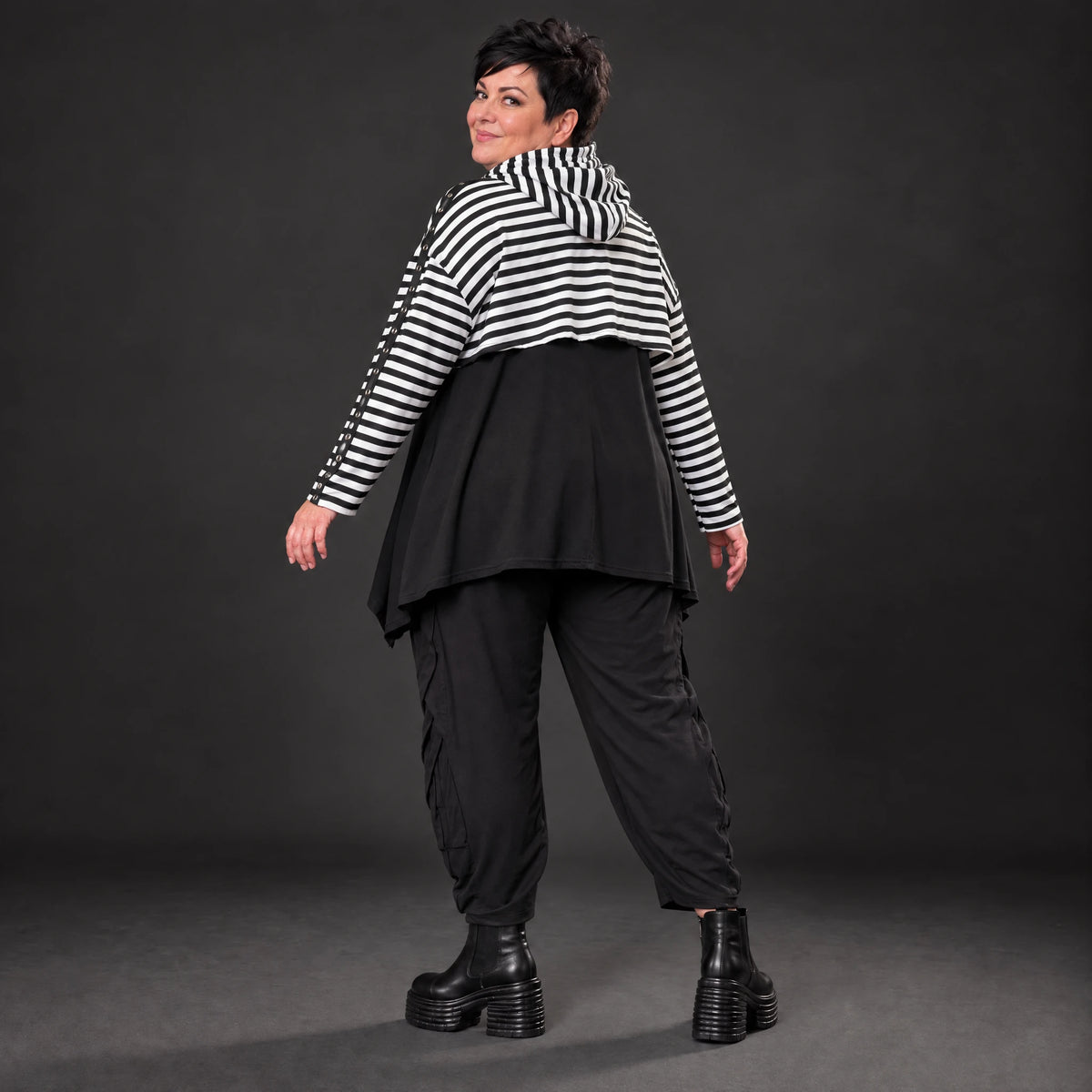 Gerader Kapuzenüberwurf aus weichem Stretchjersey in Schwarz/Weiß/Pink mit Streifenmuster