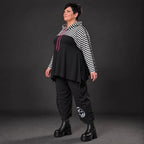 Gerader Kapuzenüberwurf aus weichem Stretchjersey in Schwarz/Weiß/Pink mit Streifenmuster
