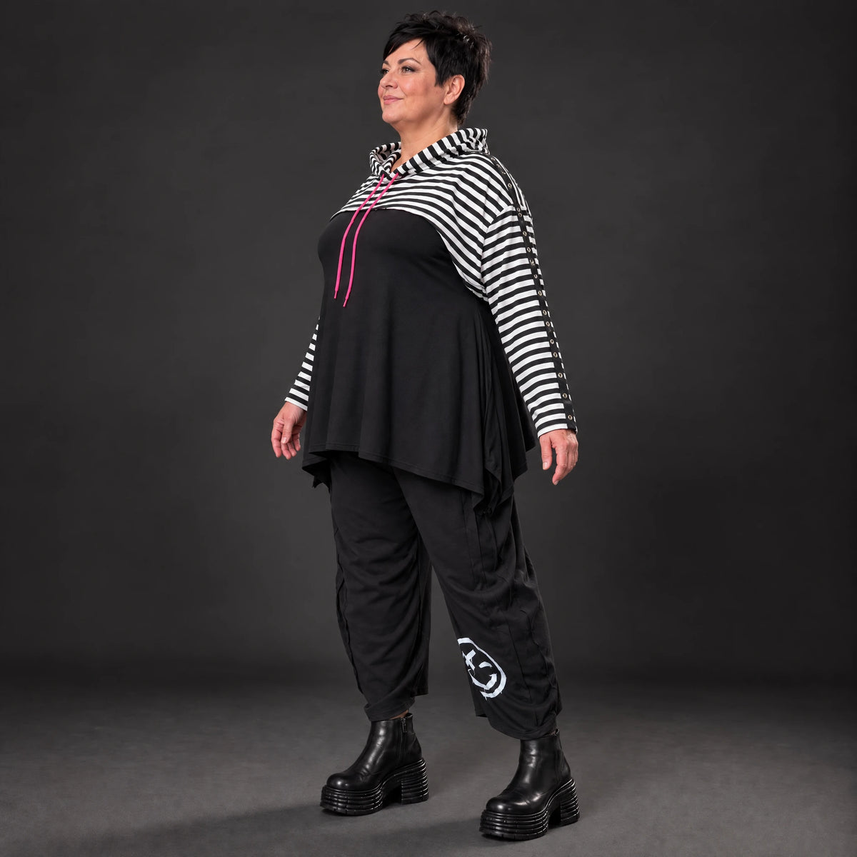 Gerader Kapuzenüberwurf aus weichem Stretchjersey in Schwarz/Weiß/Pink mit Streifenmuster