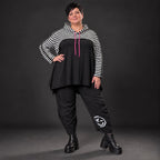 Gerader Kapuzenüberwurf aus weichem Stretchjersey in Schwarz/Weiß/Pink mit Streifenmuster