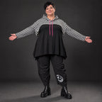 Gerader Kapuzenüberwurf aus weichem Stretchjersey in Schwarz/Weiß/Pink mit Streifenmuster