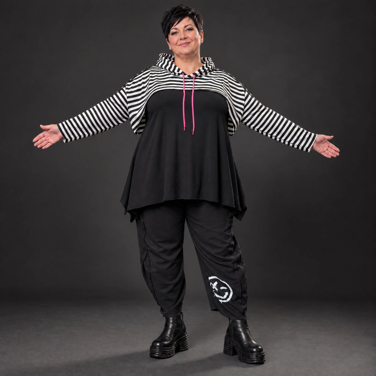Gerader Kapuzenüberwurf aus weichem Stretchjersey in Schwarz/Weiß/Pink mit Streifenmuster