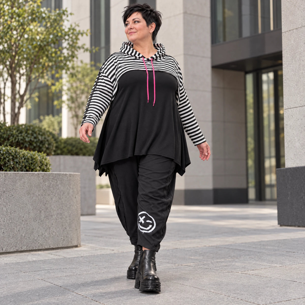 Gerader Kapuzenüberwurf aus weichem Stretchjersey in Schwarz/Weiß/Pink mit Streifenmuster