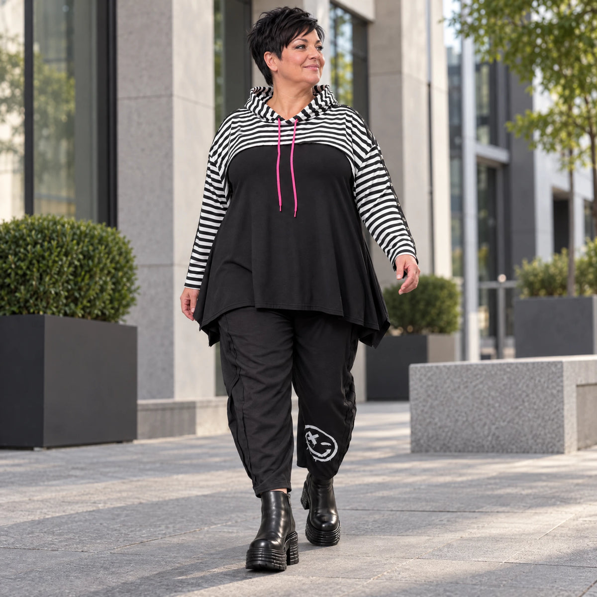 Gerader Kapuzenüberwurf aus weichem Stretchjersey in Schwarz/Weiß/Pink mit Streifenmuster