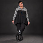 Kuscheliger Kapuzenüberwurf aus Stretchjersey mit Streifenmuster in Orange/Schwarz/Weiß