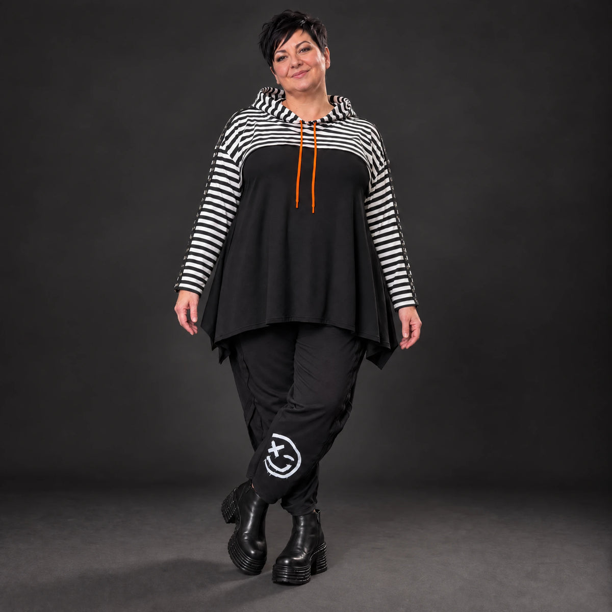 Kuscheliger Kapuzenüberwurf aus Stretchjersey mit Streifenmuster in Orange/Schwarz/Weiß