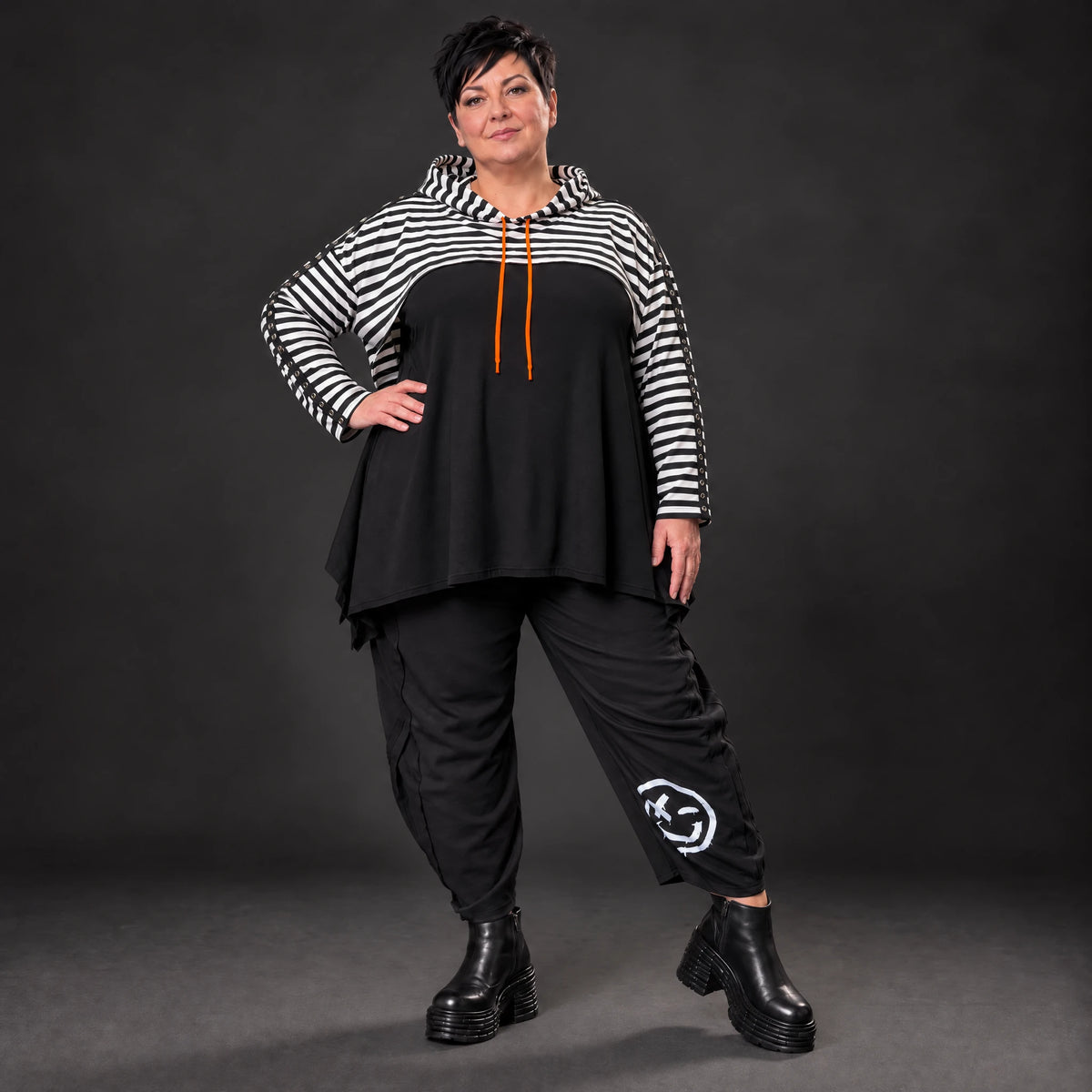 Kuscheliger Kapuzenüberwurf aus Stretchjersey mit Streifenmuster in Orange/Schwarz/Weiß