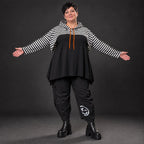 Kuscheliger Kapuzenüberwurf aus Stretchjersey mit Streifenmuster in Orange/Schwarz/Weiß