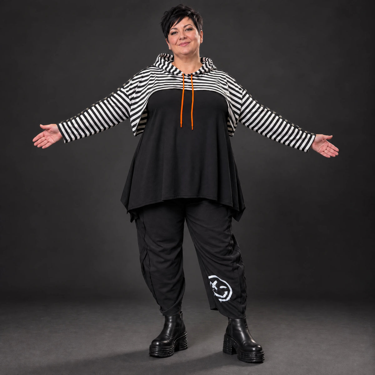 Kuscheliger Kapuzenüberwurf aus Stretchjersey mit Streifenmuster in Orange/Schwarz/Weiß