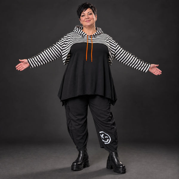 Kuscheliger Kapuzenüberwurf aus Stretchjersey mit Streifenmuster in Orange/Schwarz/Weiß