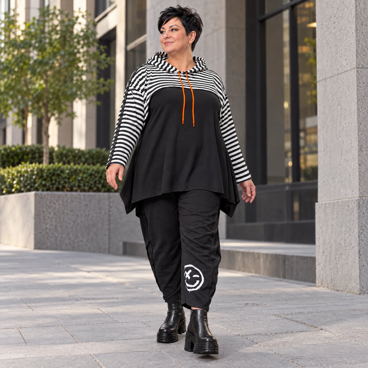 Kuscheliger Kapuzenüberwurf aus Stretchjersey mit Streifenmuster in Orange/Schwarz/Weiß