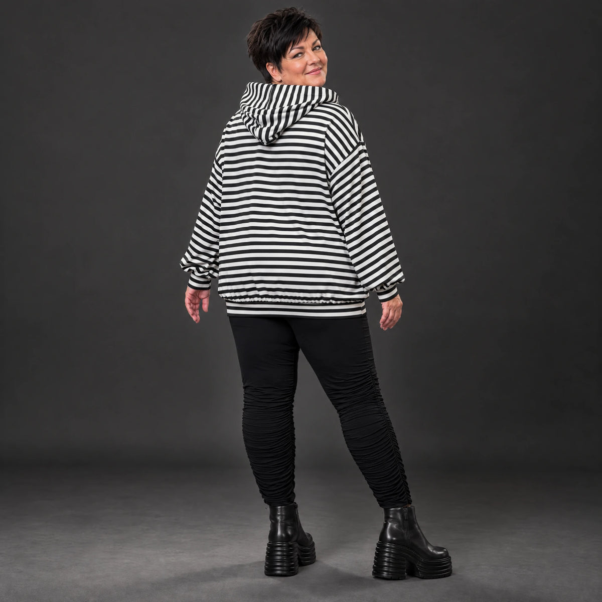 Kapuzenhoody aus Italien in Gelb/Schwarz/Weiß mit Streifendesign aus feinem Stretchjersey