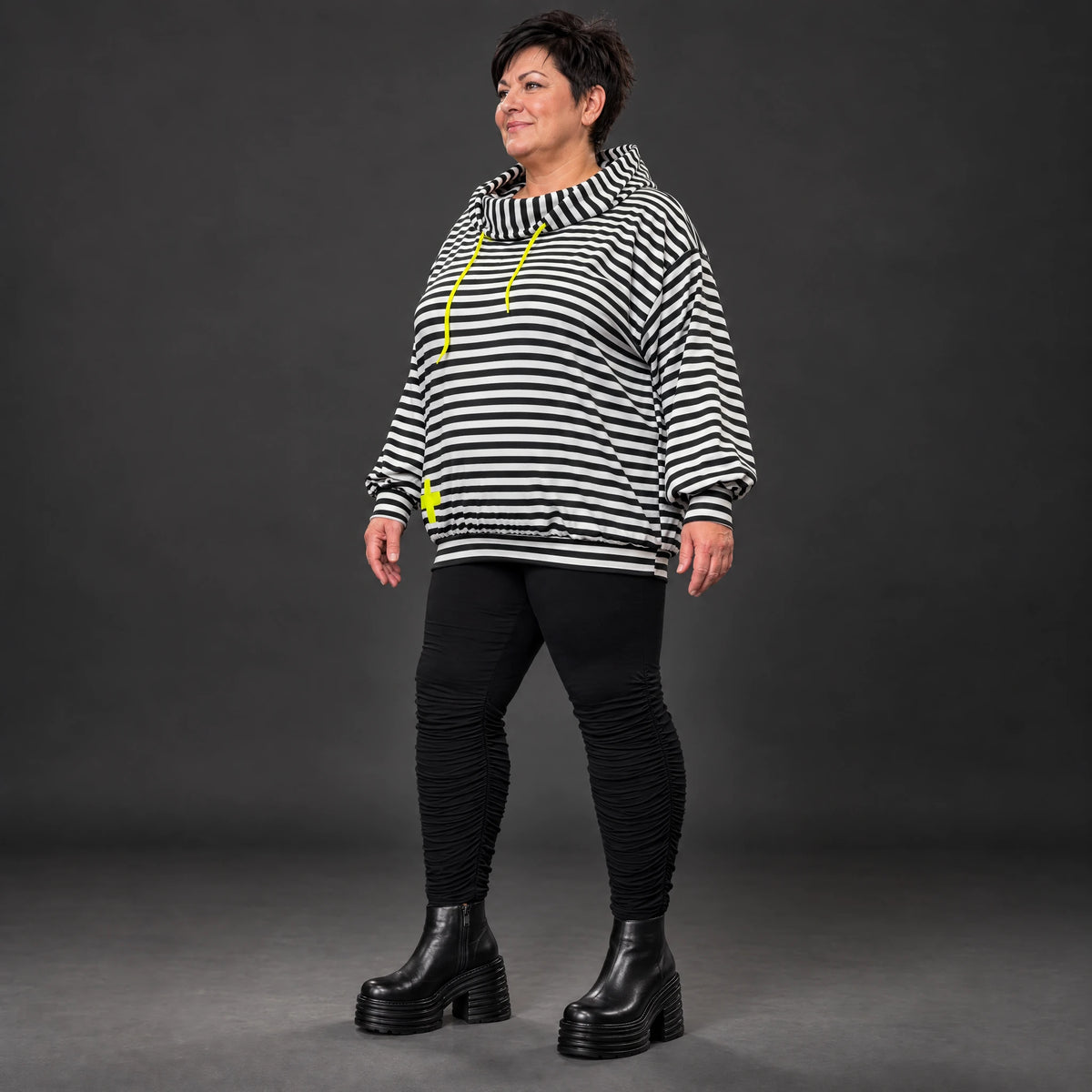 Kapuzenhoody aus Italien in Gelb/Schwarz/Weiß mit Streifendesign aus feinem Stretchjersey