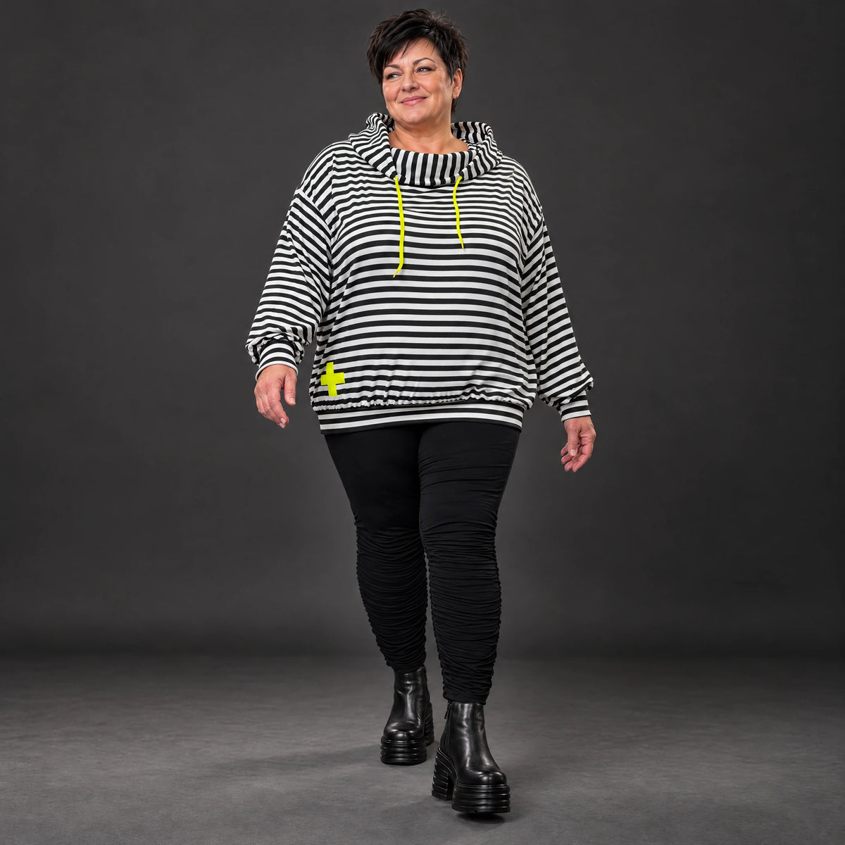 Kapuzenhoody aus Italien in Gelb/Schwarz/Weiß mit Streifendesign aus feinem Stretchjersey
