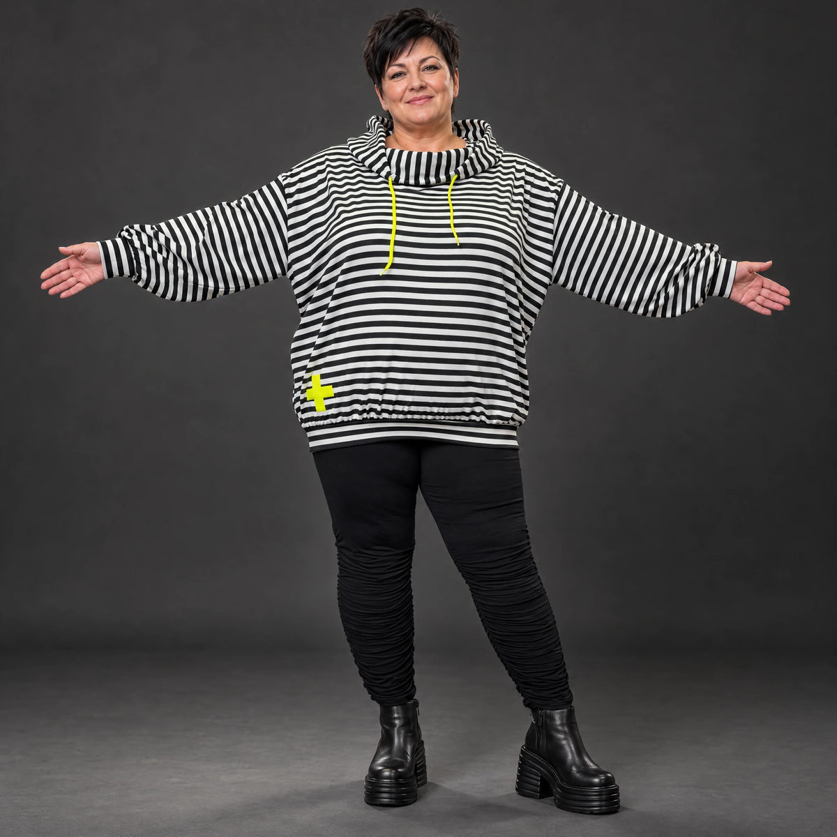 Kapuzenhoody aus Italien in Gelb/Schwarz/Weiß mit Streifendesign aus feinem Stretchjersey