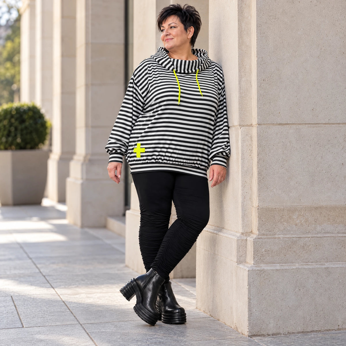 Kapuzenhoody aus Italien in Gelb/Schwarz/Weiß mit Streifendesign aus feinem Stretchjersey