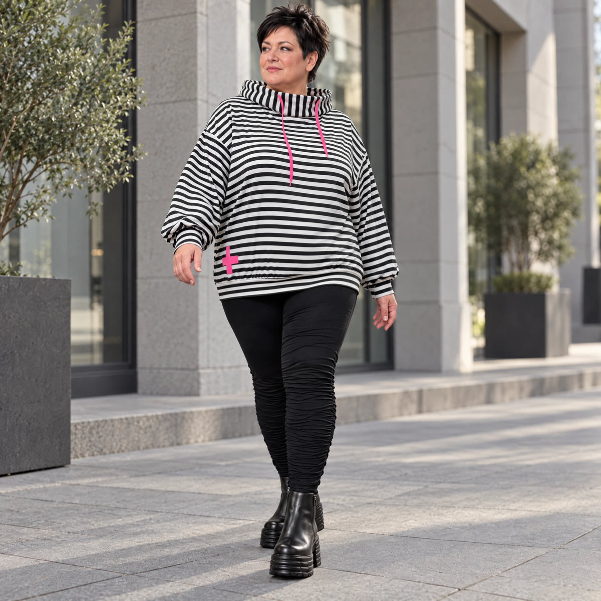 Gestreifter Hoody in Schwarz/Weiß/Pink aus weichem Stretchjersey mit Kapuze ungefüttert
