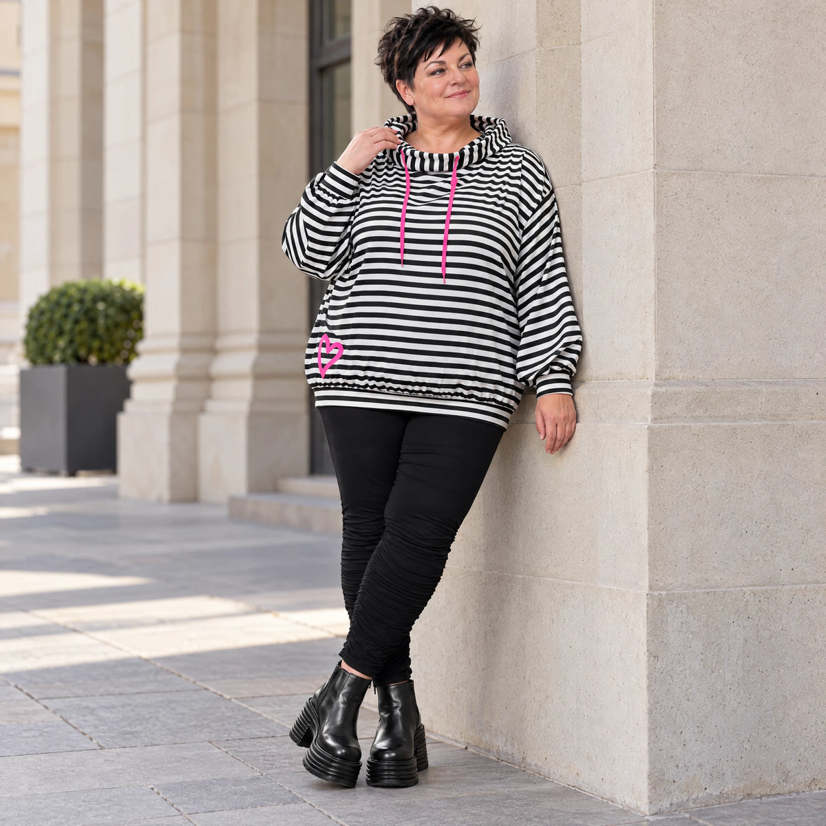 Gestreifter Hoodie in Schwarz/Weiß/Pink aus Stretchjersey mit Kapuze und gerafften Ärmeln