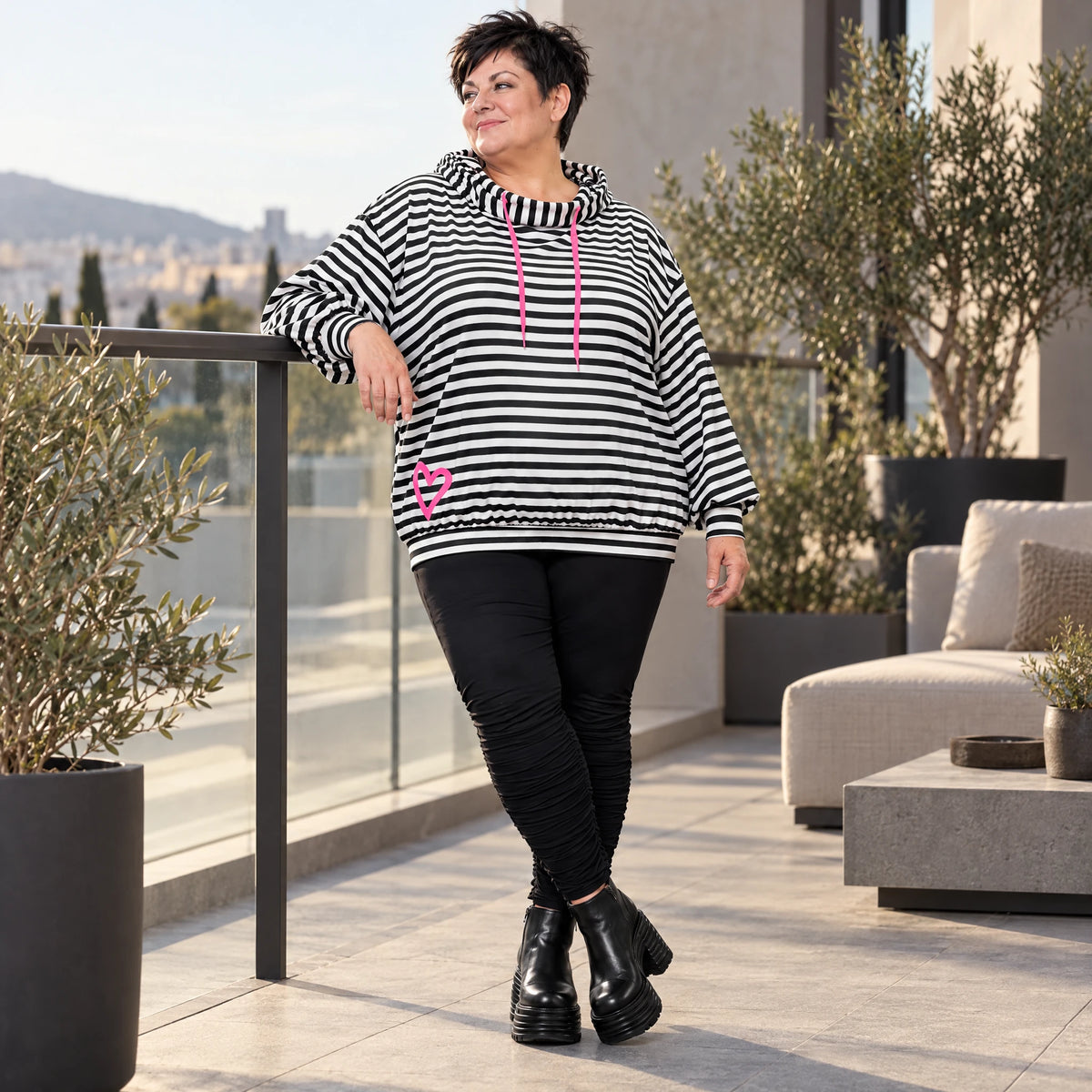 Gestreifter Hoodie in Schwarz/Weiß/Pink aus Stretchjersey mit Kapuze und gerafften Ärmeln